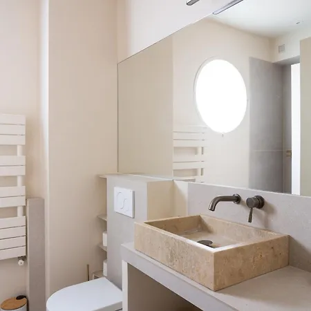 The Charming Saint Honore * باريس